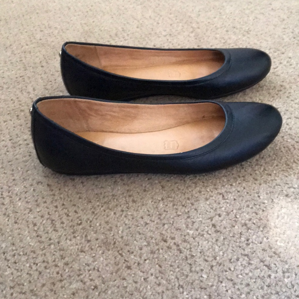 Naturalizer black ballet flats